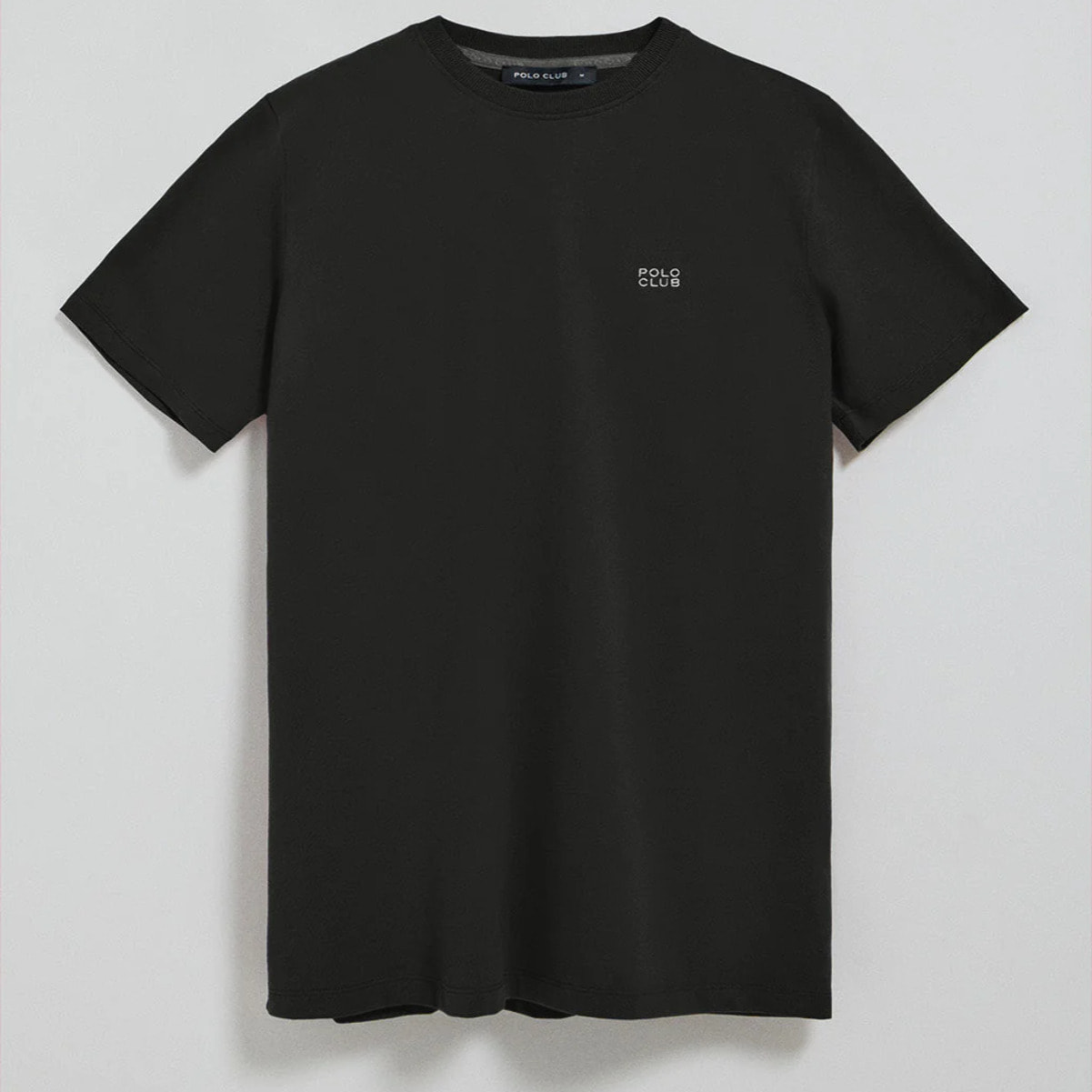 Camiseta negra básica de cuello redondo con detalle bordado