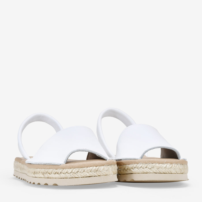 Abarcas planas blancas en piel con esparto