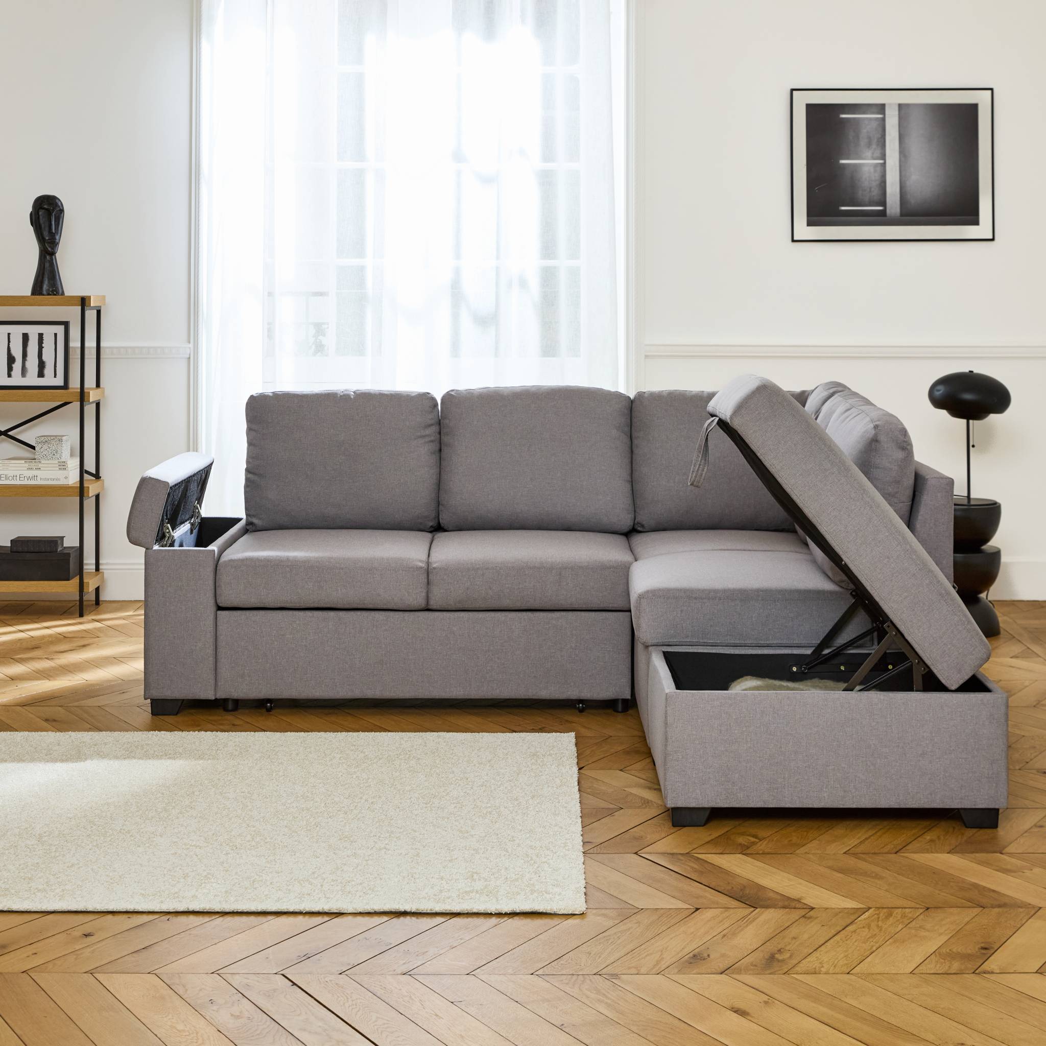 Canapé d'angle convertible. 3 places en tissu gris clair avec pouf