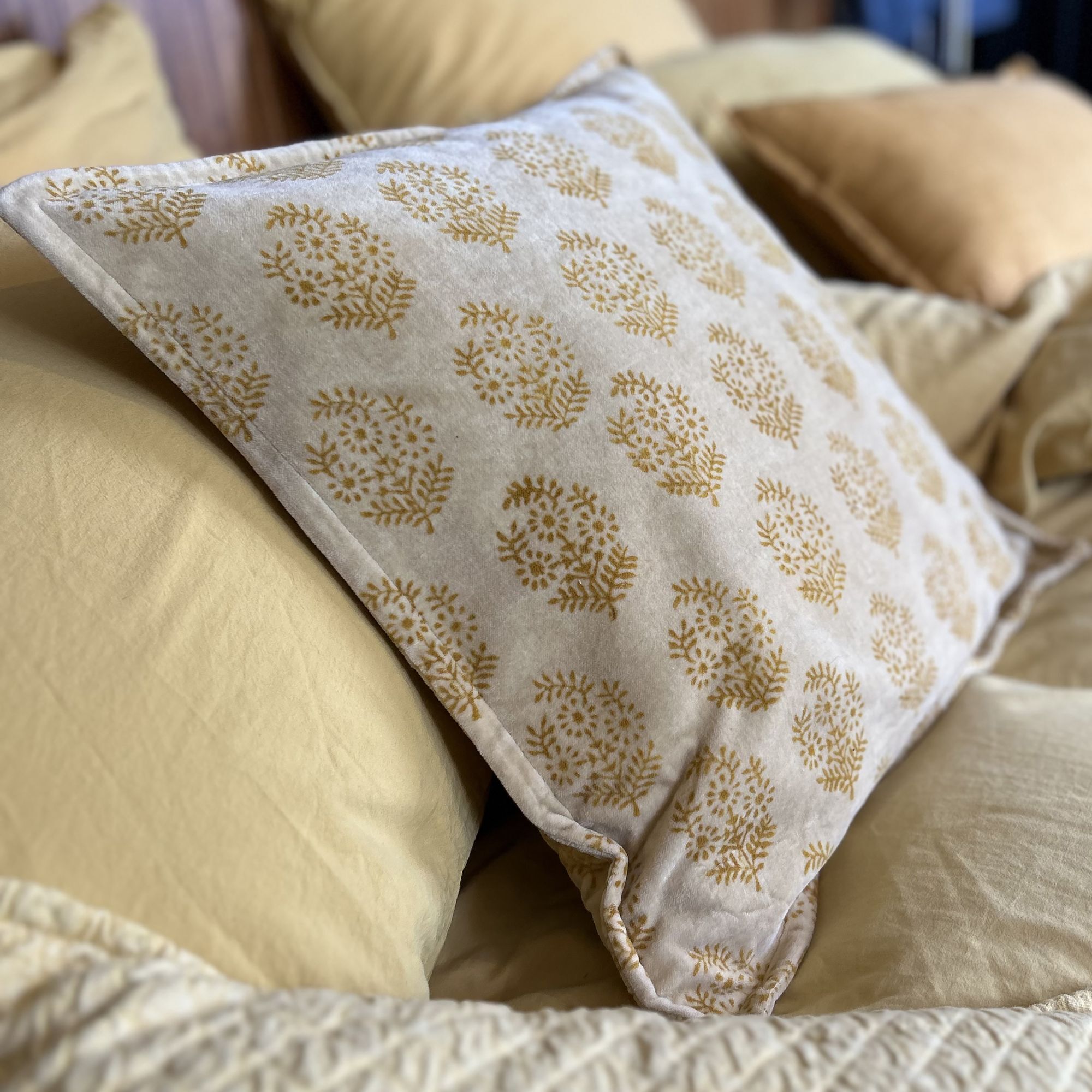 Coussin en velours jaune 45cm DORI