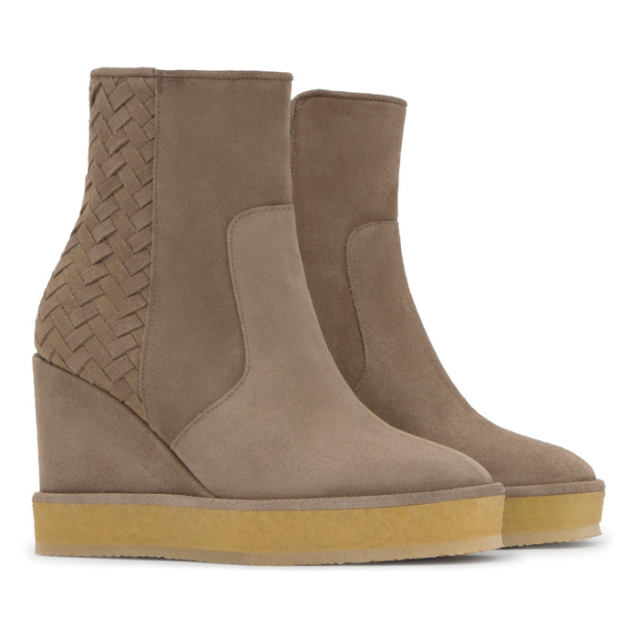 Botín de cuña Brelia en serraje con intrcciato y cierre de cremallera