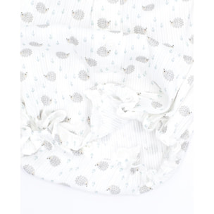 Pelele estampado de erizos, con volante en el cuello y en la sisa.