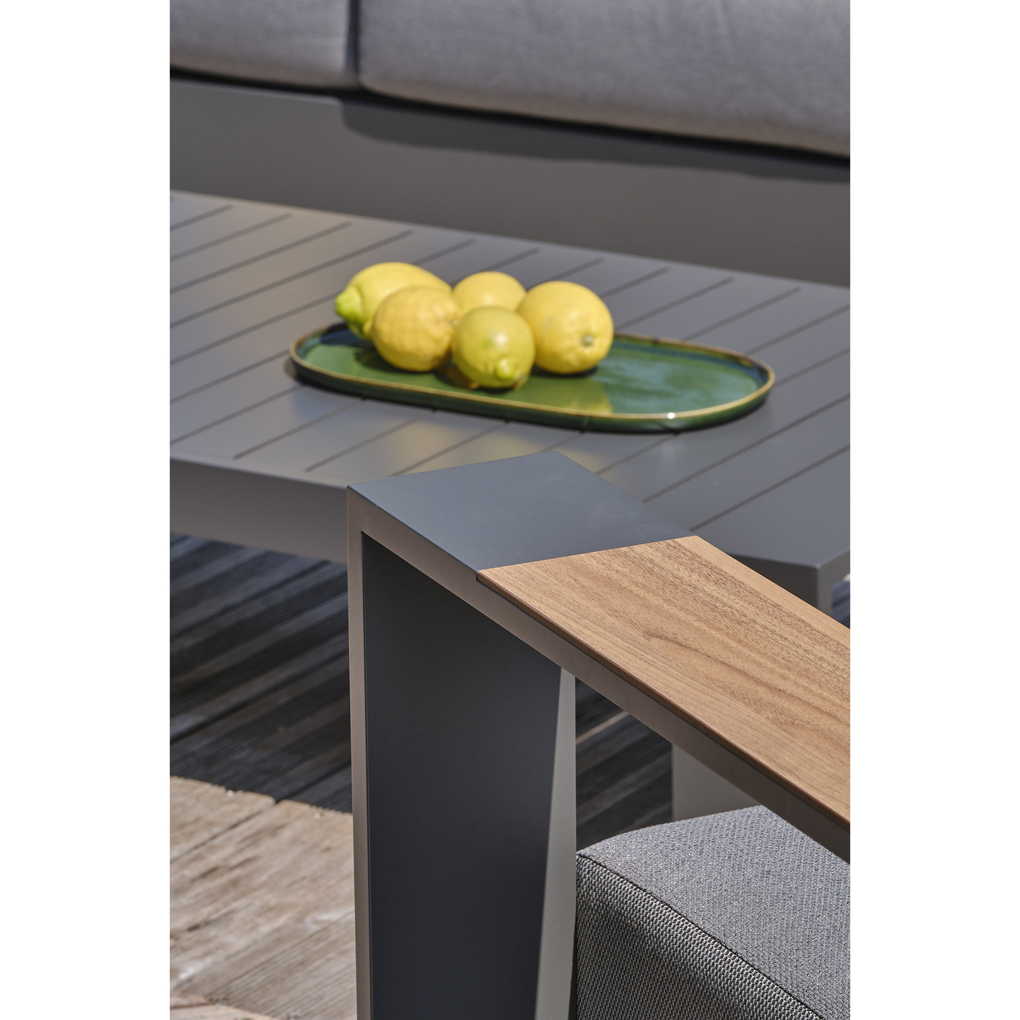 MANDELIEU - Salon de jardin 5 places en aluminium et accoudoirs en HPL