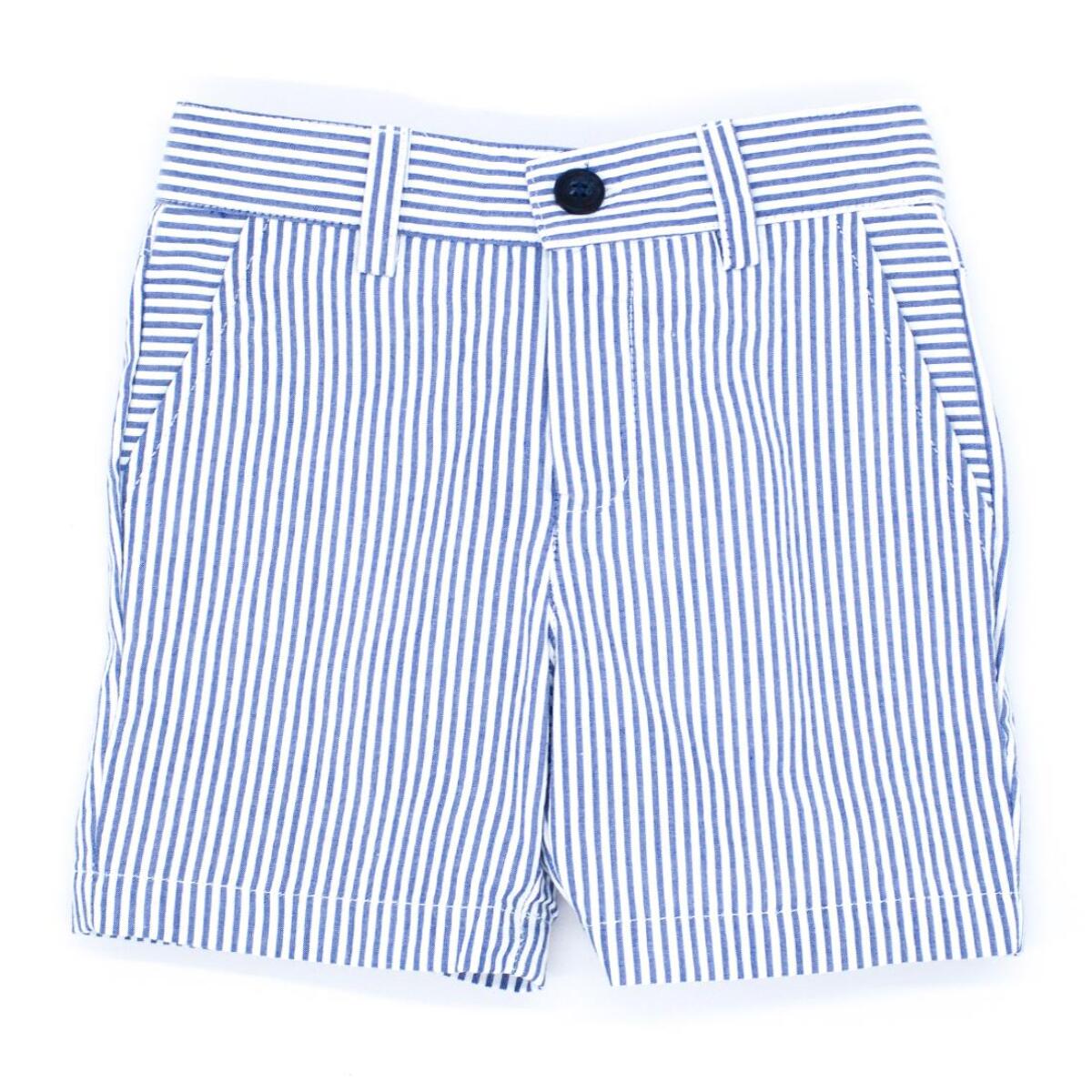 Bermuda de rayas azul marino, con bolsillos y bragueta.