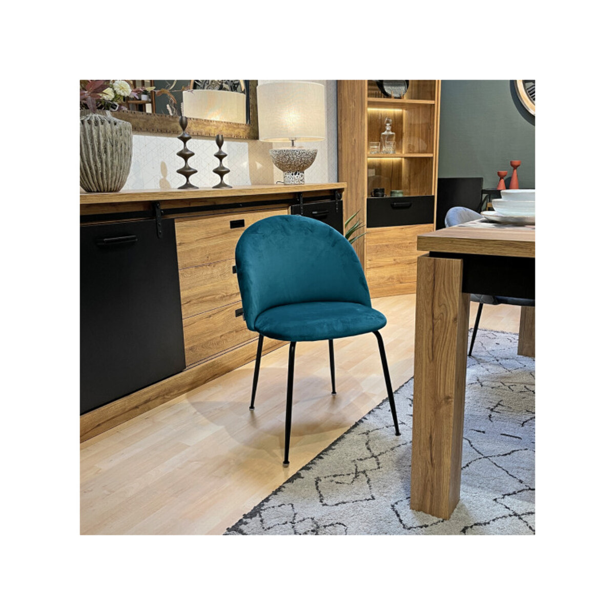 Chaise de repas tissu velours dossier capitonné pieds métal – CLEA 2