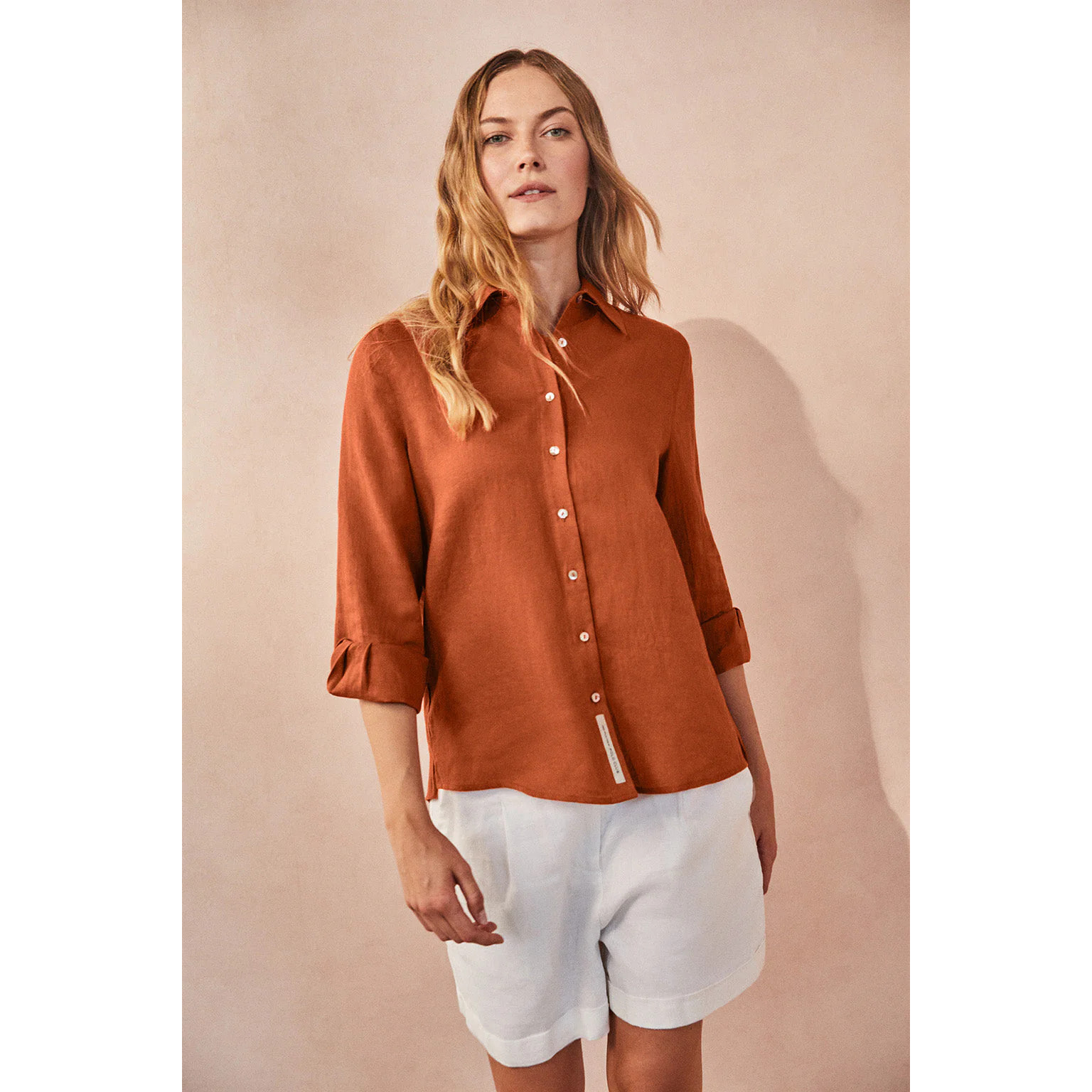 Camicia terracotta in lino con particolare ricamato