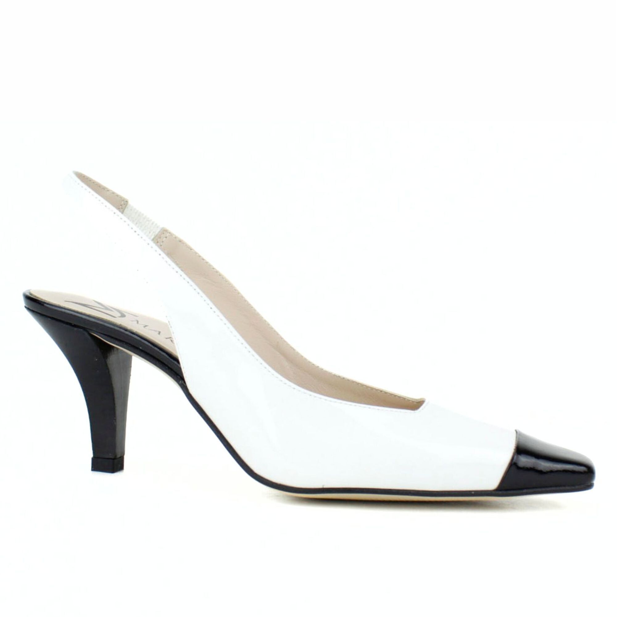 Salón destalonado en charol color blanco y negro. Tacón forrado de 7 cm