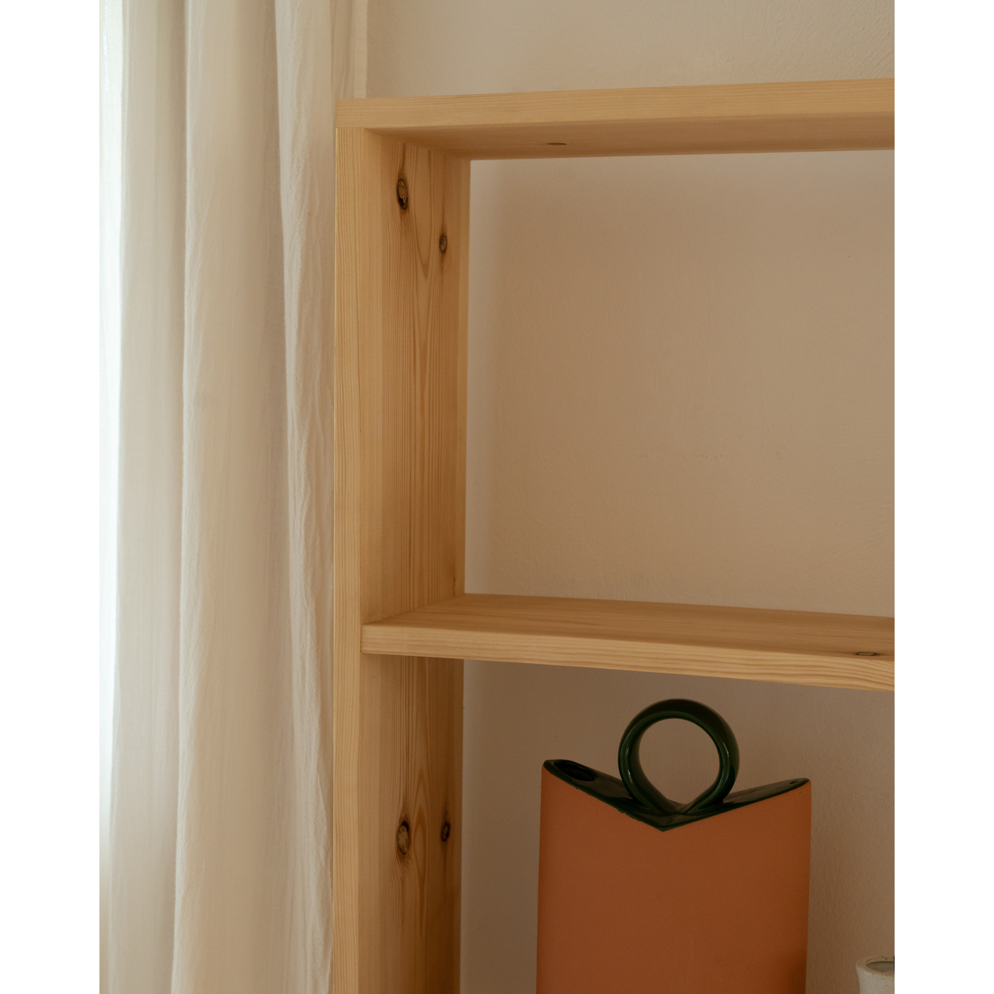 Estantería de madera maciza tono roble medio con 3 estantes Alto: 146 Largo: 80 Ancho: 20