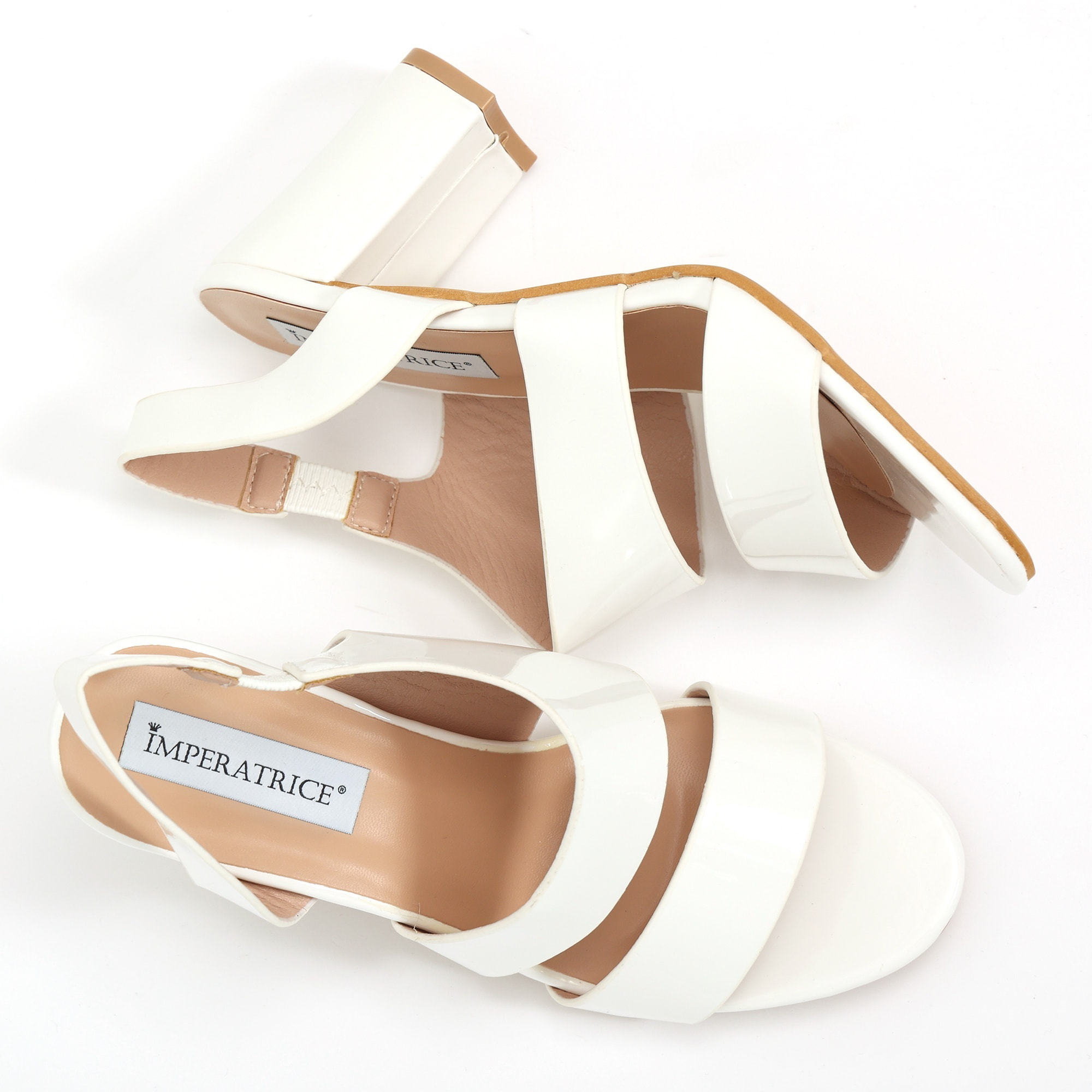 Sandali in simil pelle verniciata con tacco