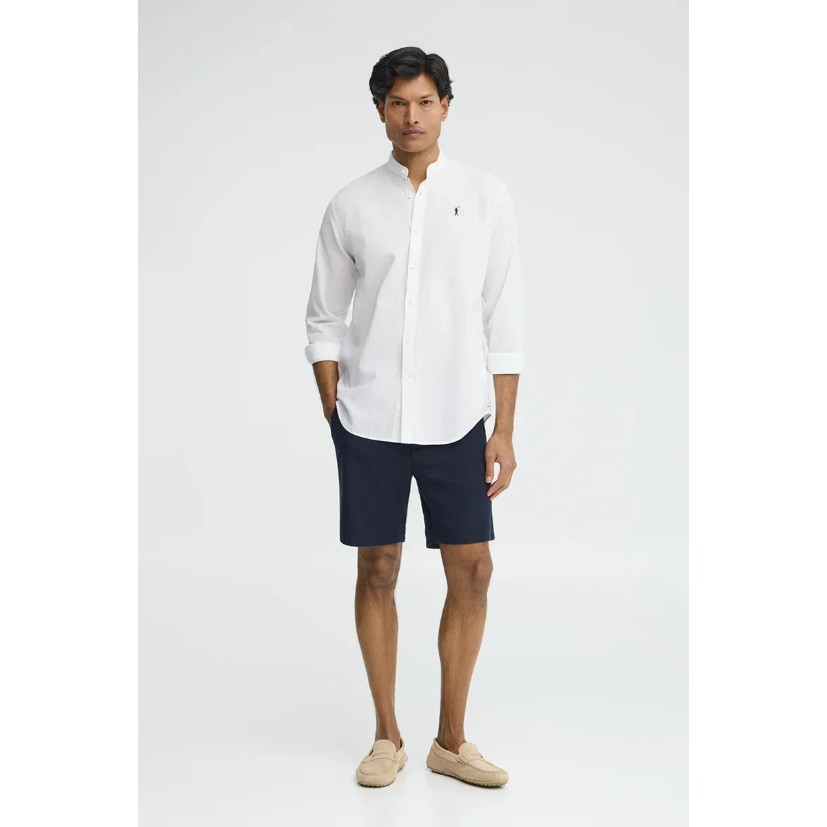 Camisa cotolino blanca con cuello mao, corte regular y bordado Rigby Go