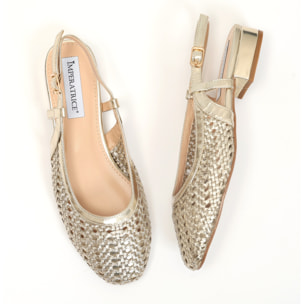 Ballerine slingback in simil pelle con tomaia bucherellata