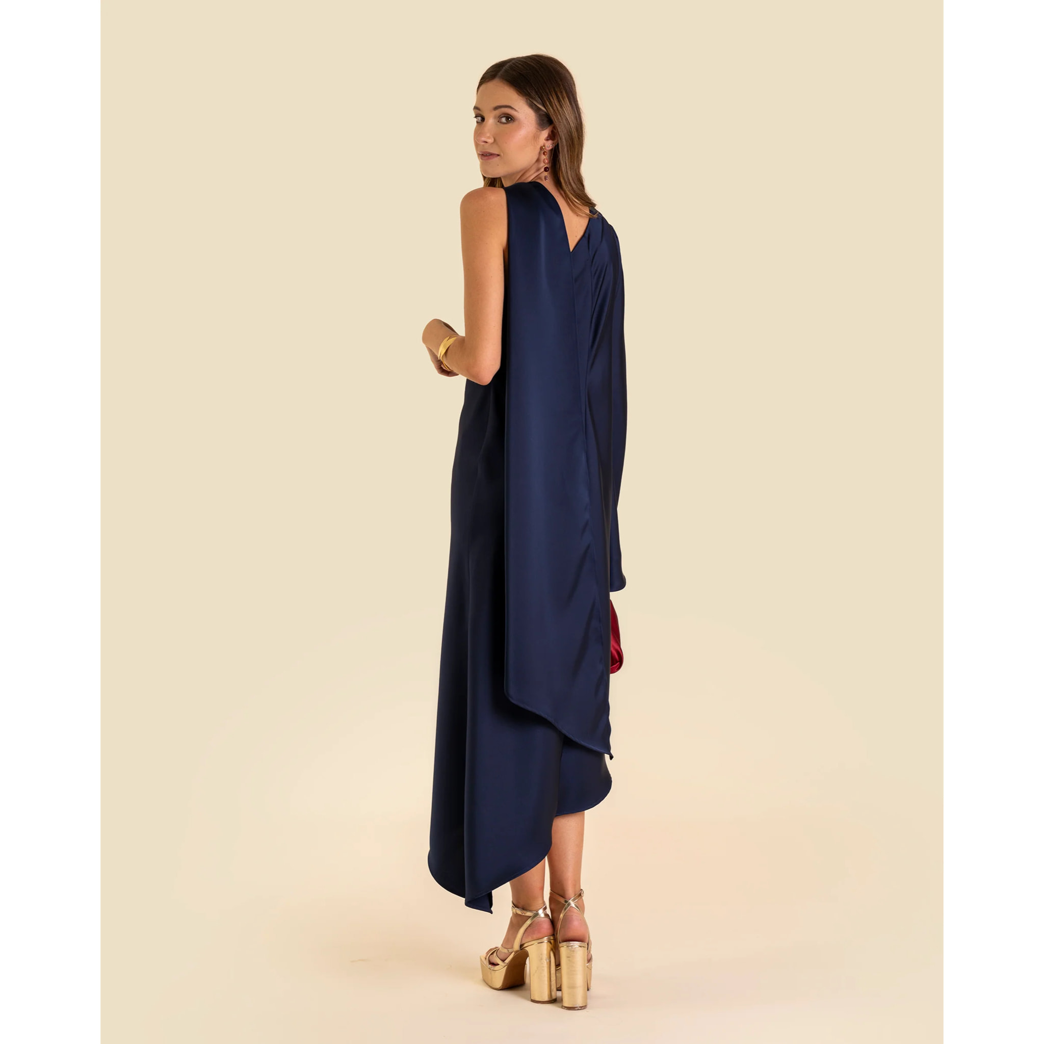 Vestido midi asimétrico con manga larga