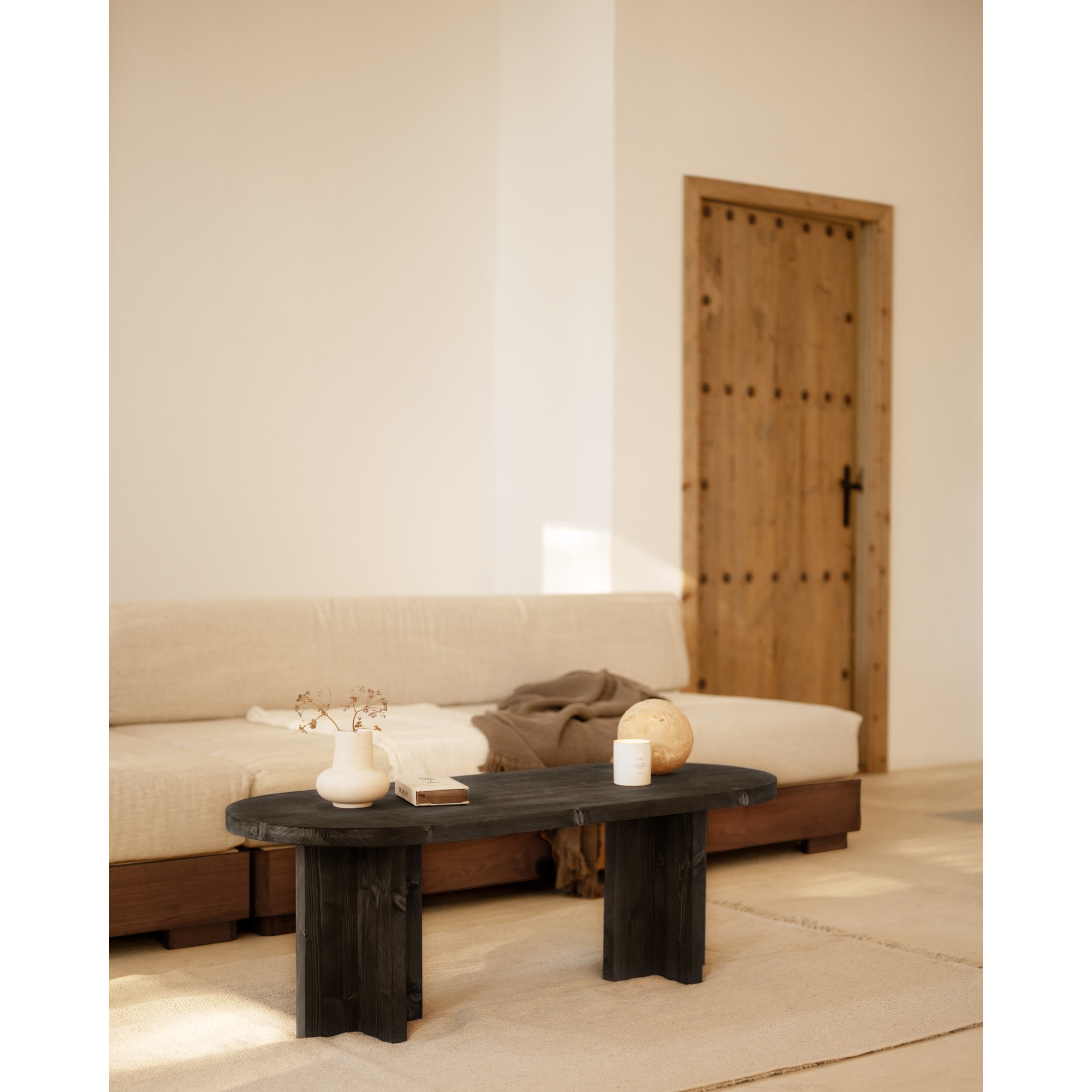 Table basse en bois massif ton noir 120x50cm Hauteur: 40 Longueur: 120 Largeur: 50