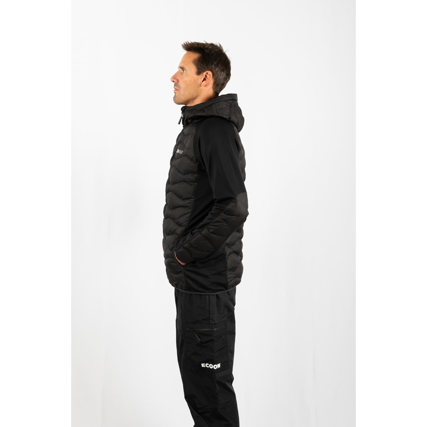 Chaqueta ECOActive Hybrid Insulated Jacket with cap dela marca ECOON - Negro con logo ECOON