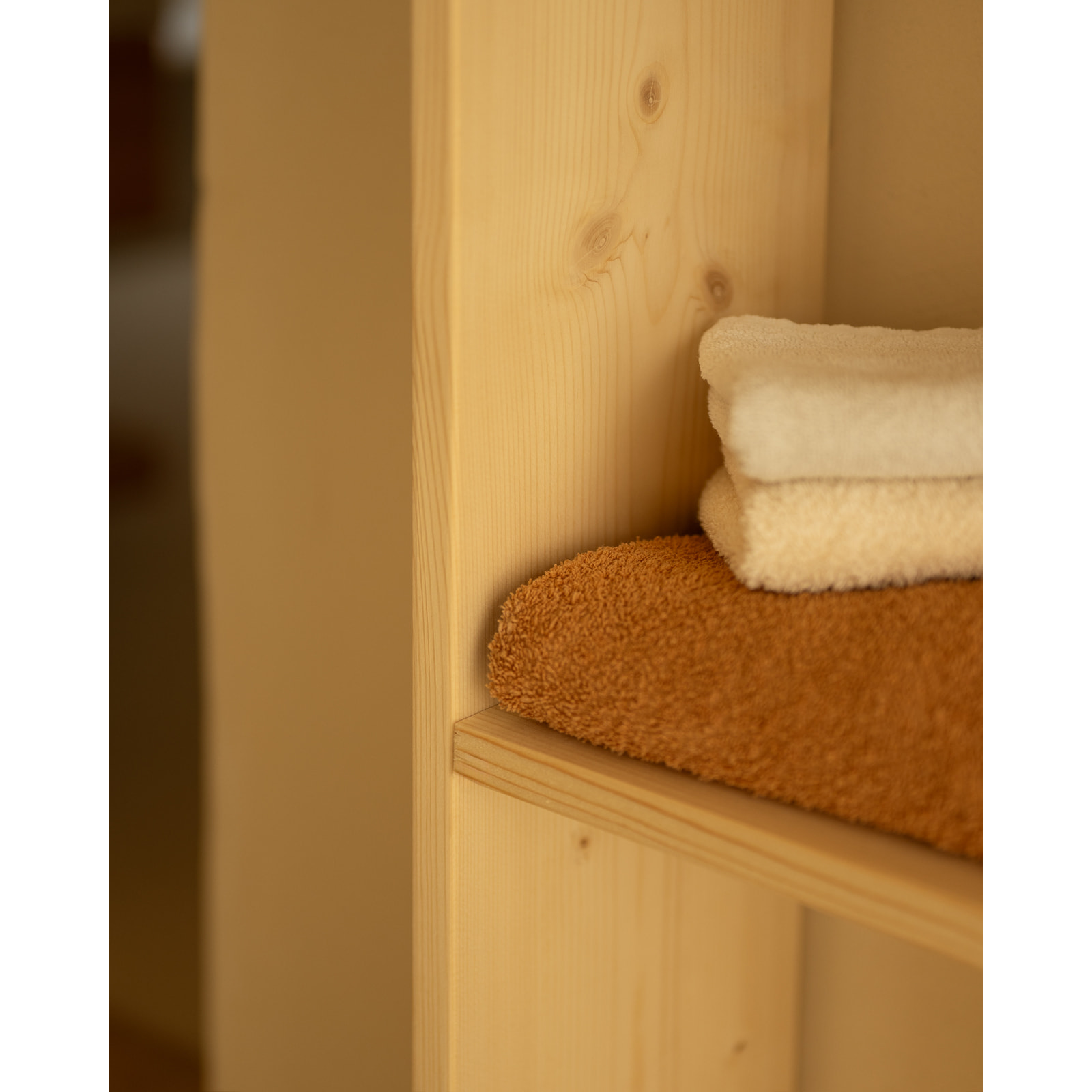 Estanteria de madera maciza en tono natural con 2 estantes Alto: 110 Largo: 40 Ancho: 20