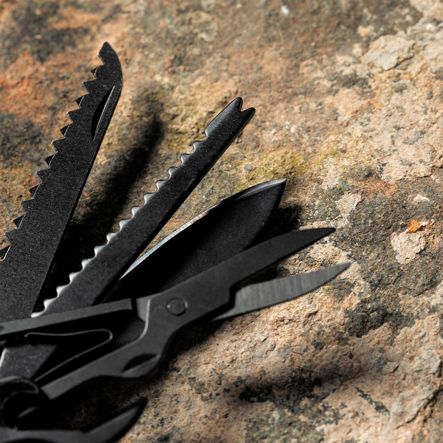 Coltello multiuso Komit con accessori in acciaio inossidabile e manico in alluminio. Con 13 funzioni.