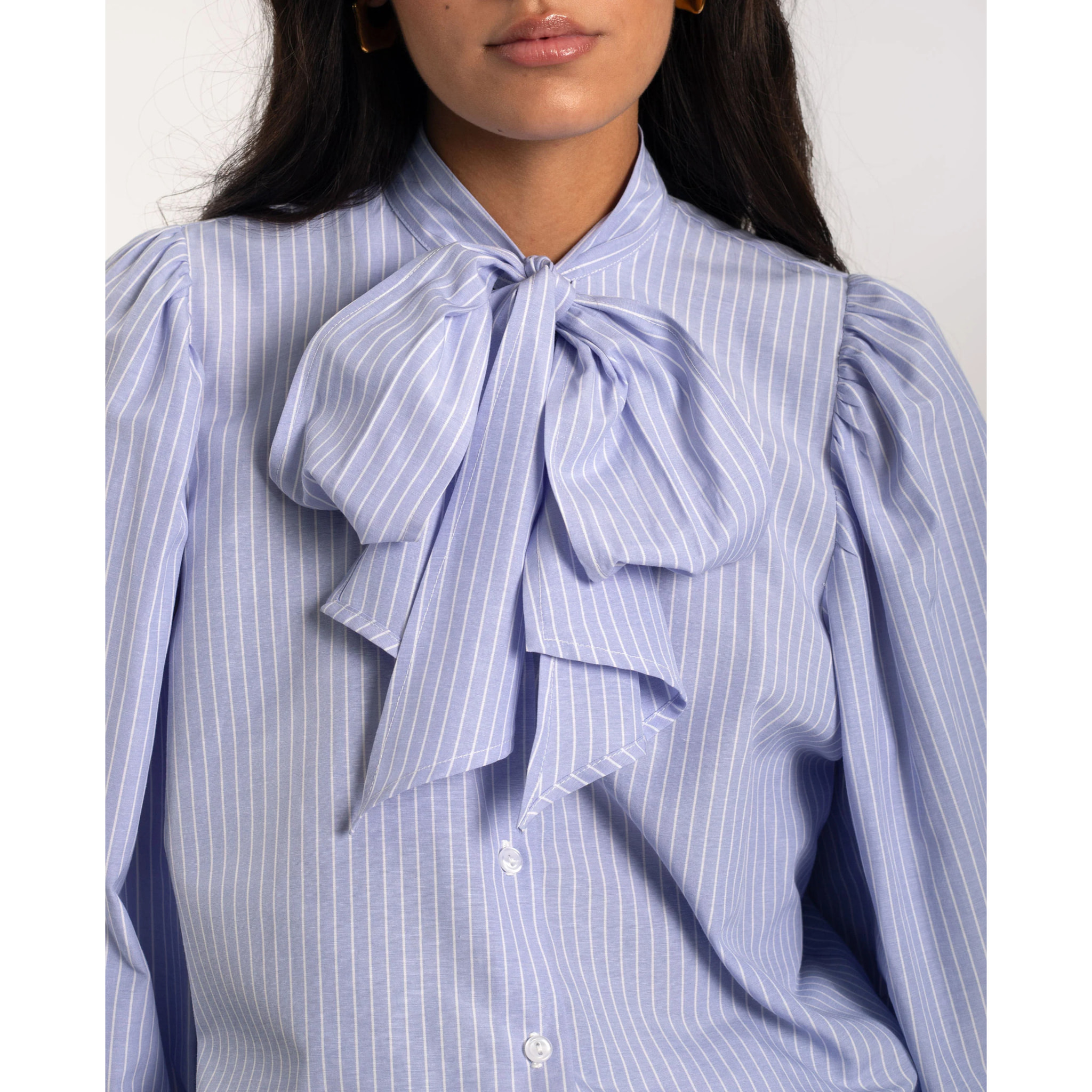 Camisa de mujer con lazada al cuello.