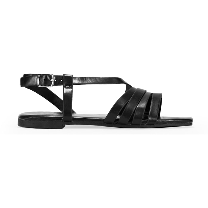 Sandalias planas negras con tiras y hebilla