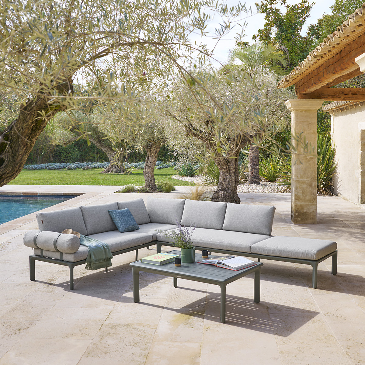 Salon de jardin "Dilors" vert laurier 6 places en aluminium et polyester