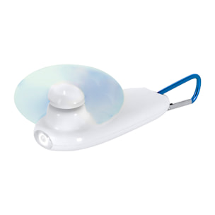 Ventilador portátil con linterna LED integrada y mosquetón para transporte.