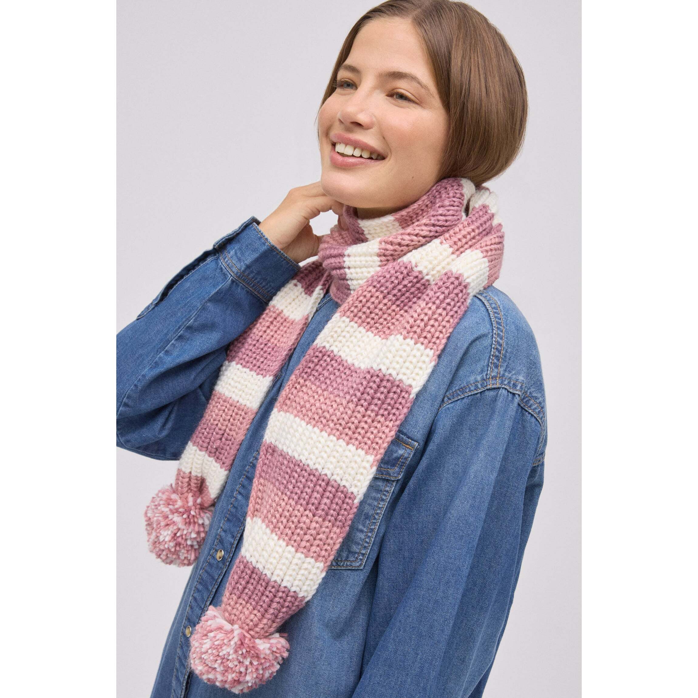Sciarpa lavorata a maglia con pompon a righe