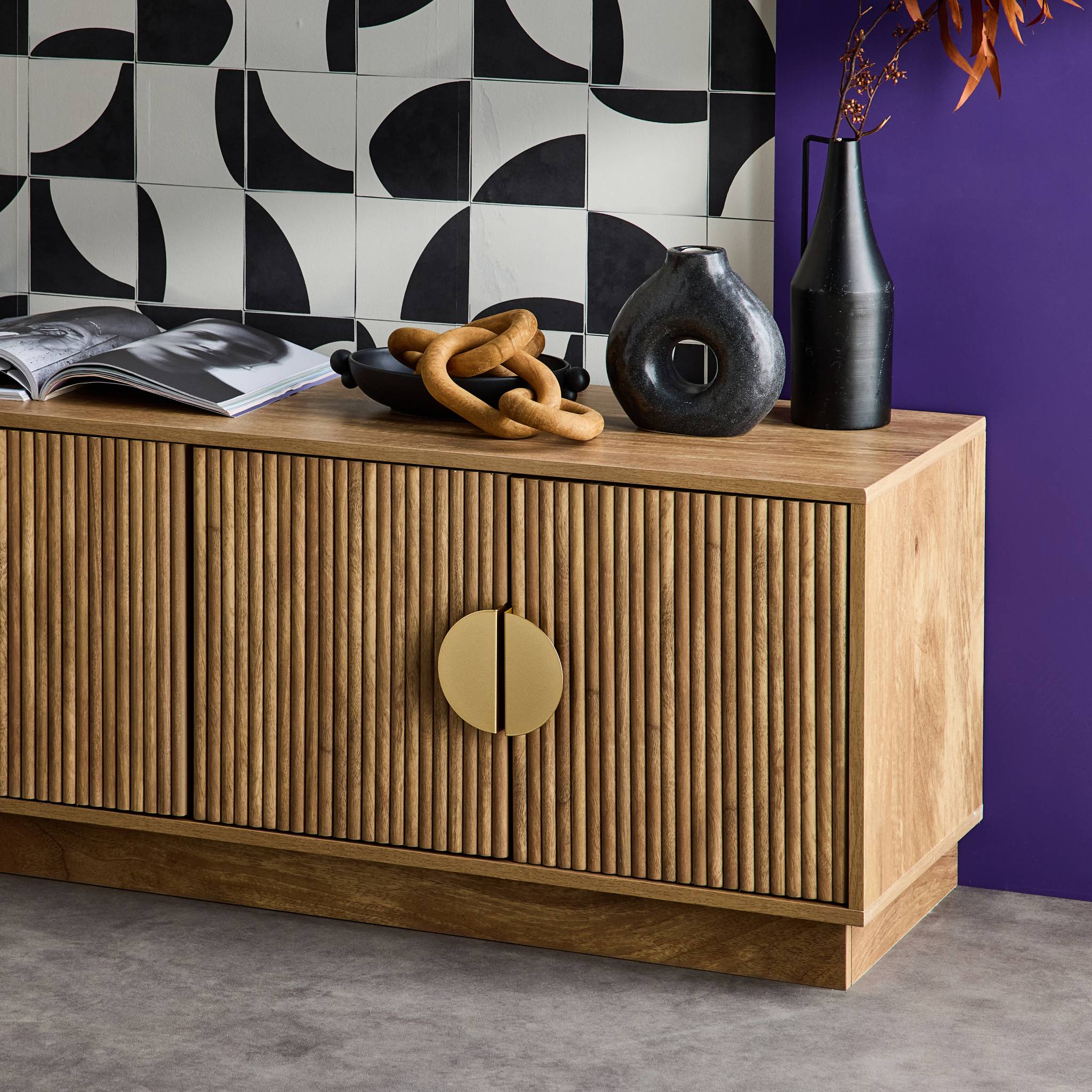 Meuble TV exotique 4 portes effet bois de manguier. poignées en métal doré L 140 x P 40 x H 48cm