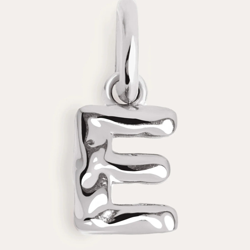 Charm Letter Organic in Argento