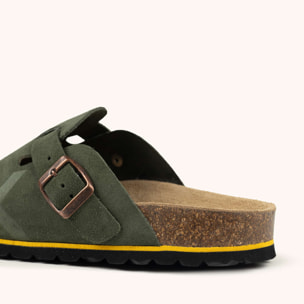 MUNICH NATAL 03 Zueco unisex de ante verde oliva con hebilla y suela de corcho