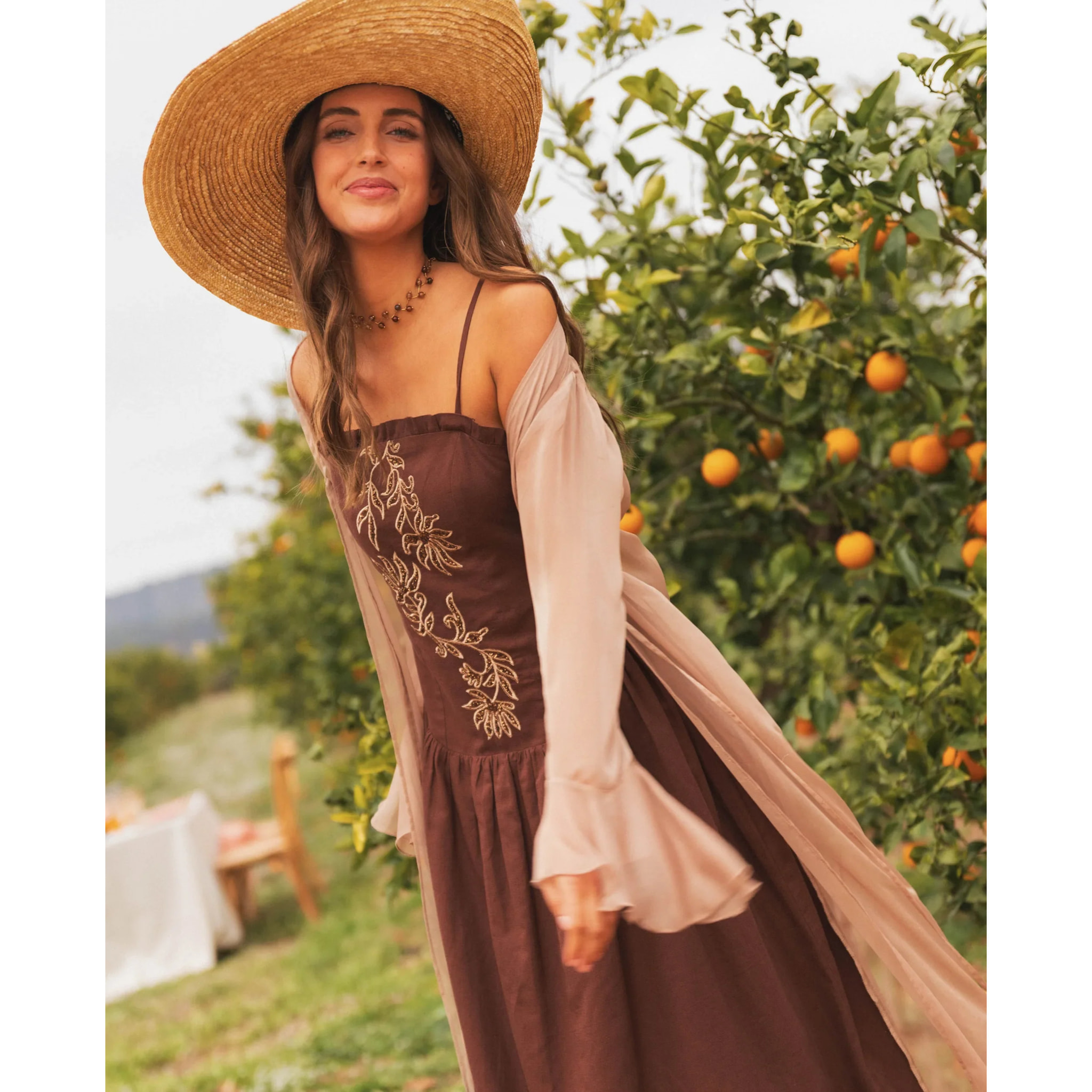 Vestido midi de tirantes con bordados