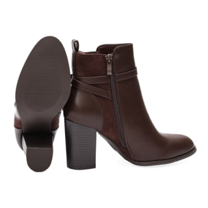 Stivaletti in simil pelle con tacco e fibbia dorata