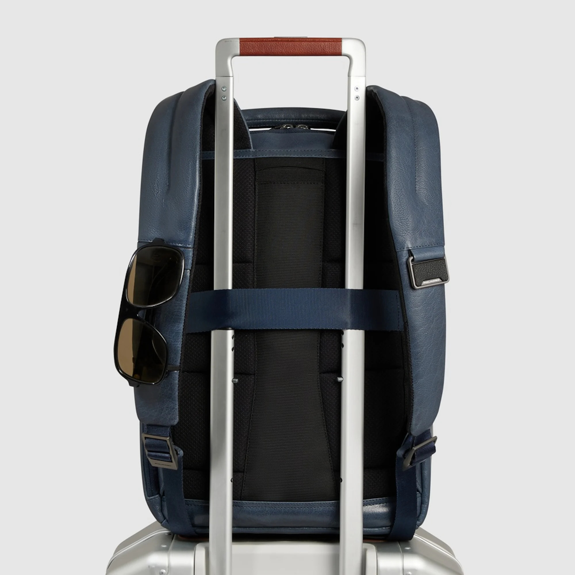 Piquadro Zaino da viaggio in pelle porta pc e iPad® con protezioni antiurto e RFID