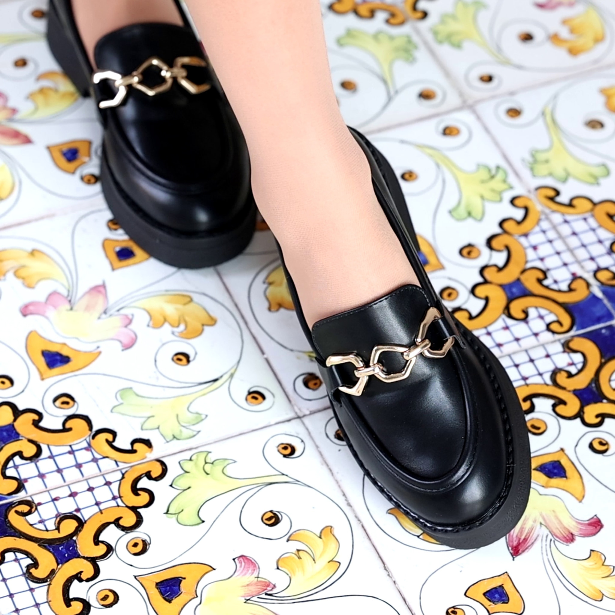 Mocassini in simil pelle con applicazione color oro