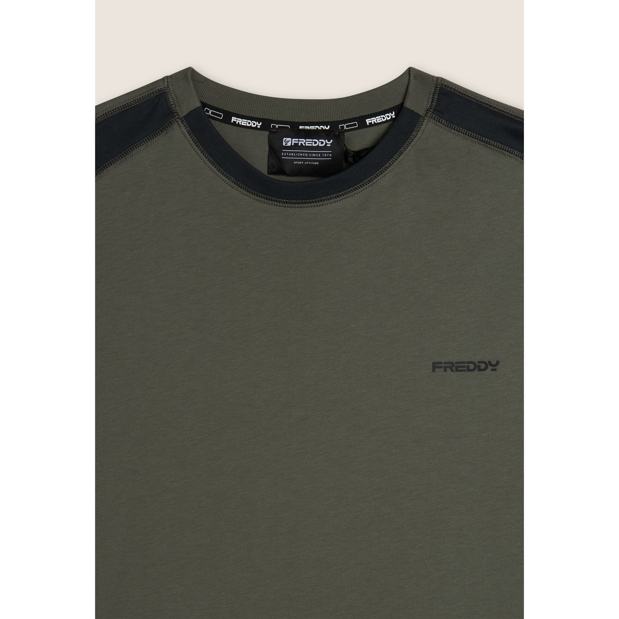 T-shirt con inserti sulle spalle