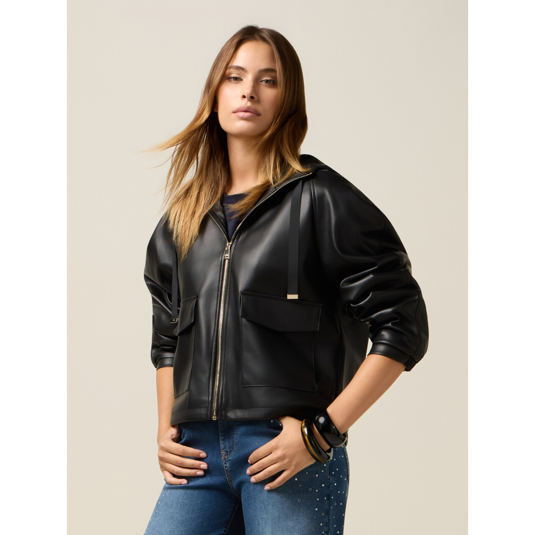 Oltre - Chaqueta corta con capucha y cremallera - Negro