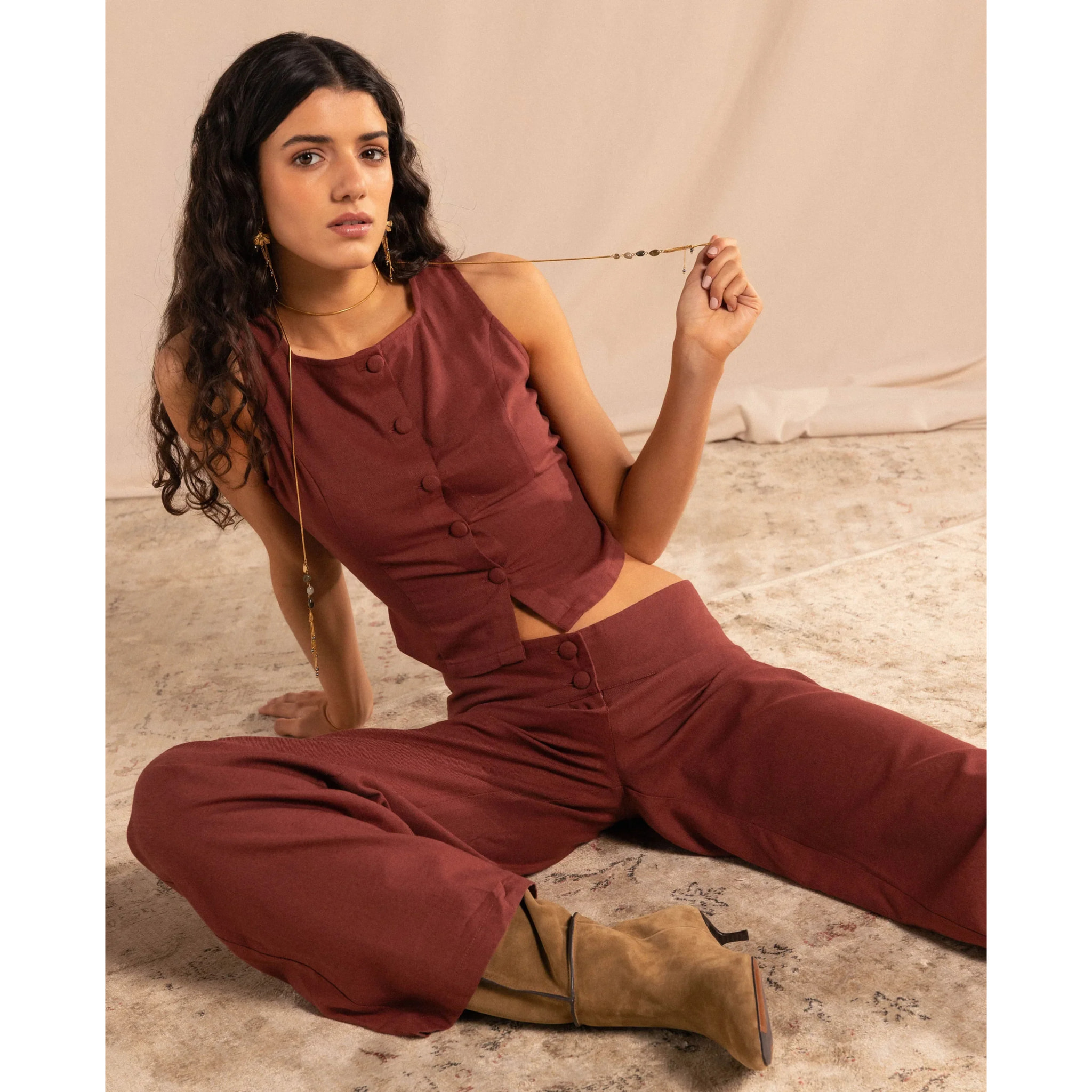 Pantalón largo recto con pinzas y tiro bajo de mujer