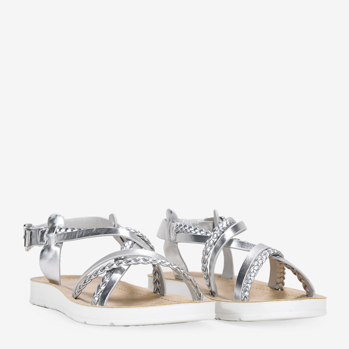 Sandalias planas plateadas con hebilla