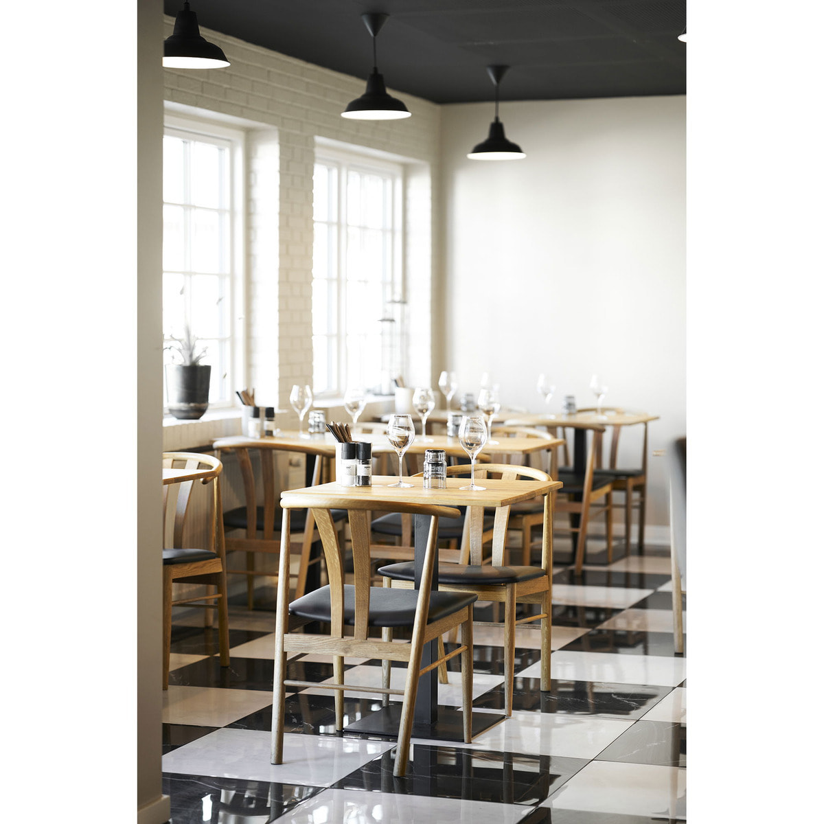 Tavolo bistrot Lignano in rovere naturale con base in metallo nero 70x70x75 cm