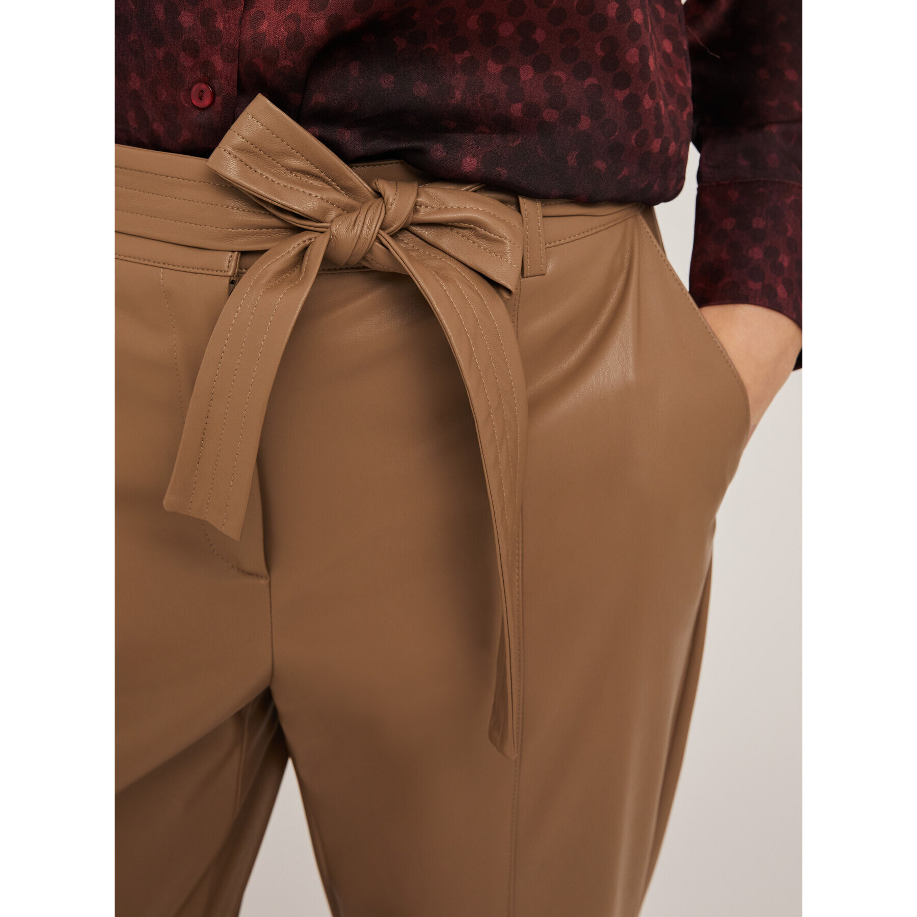 Motivi - Pantalón con cinturón en tejido revestido - Beige