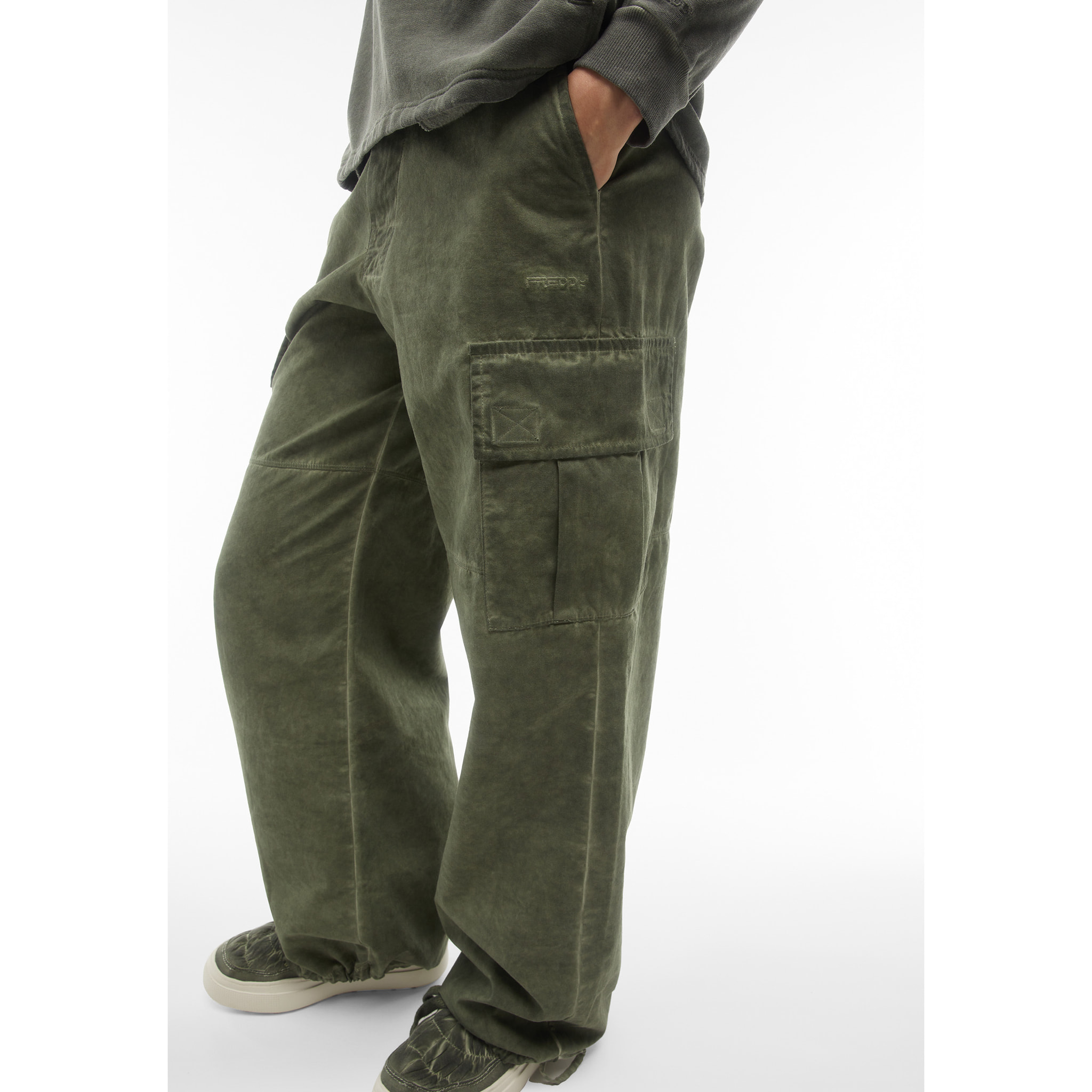 Pantaloni cargo in canvas tinto capo cold dyed