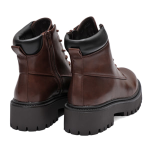 Anfibi in simil pelle con stringhe