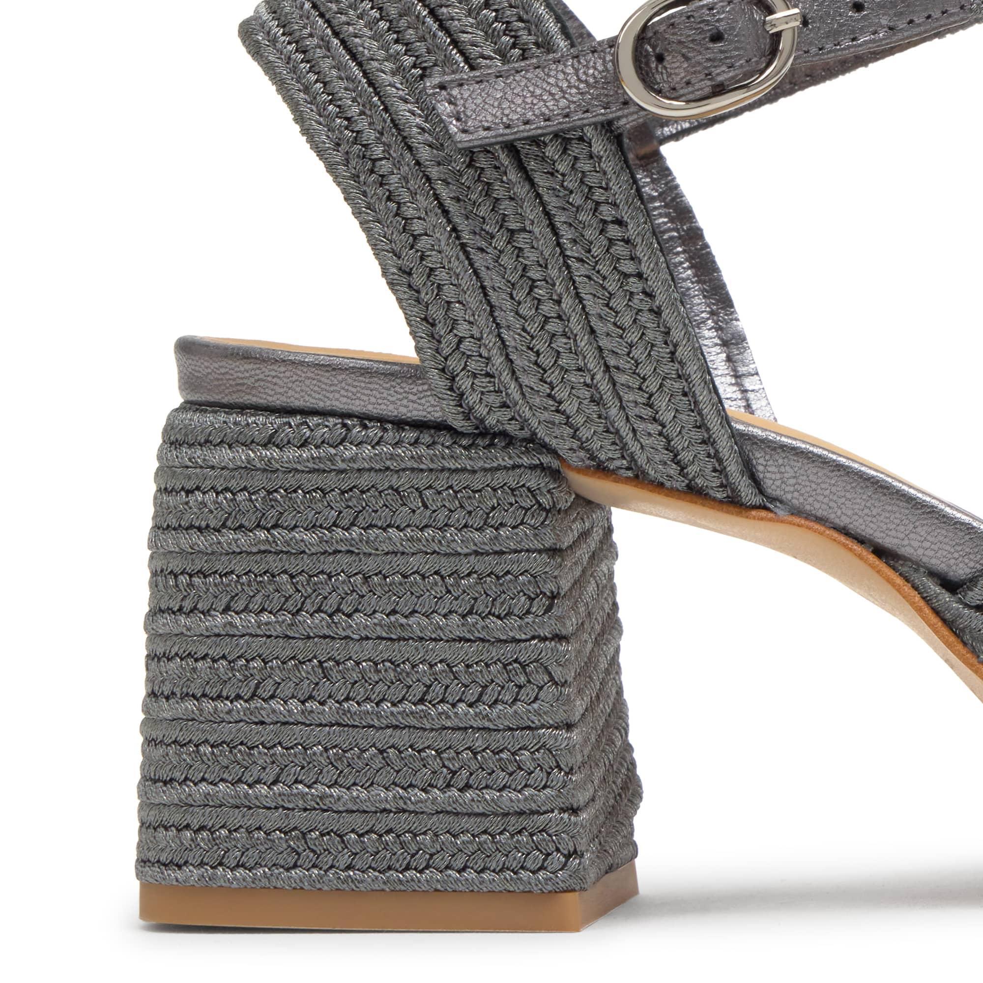 Sandalia Vallita tacón forrado en trenzado metalizado artesanal con pulsera y escote en V