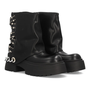 Botín de plataforma con cadena y tachuelas