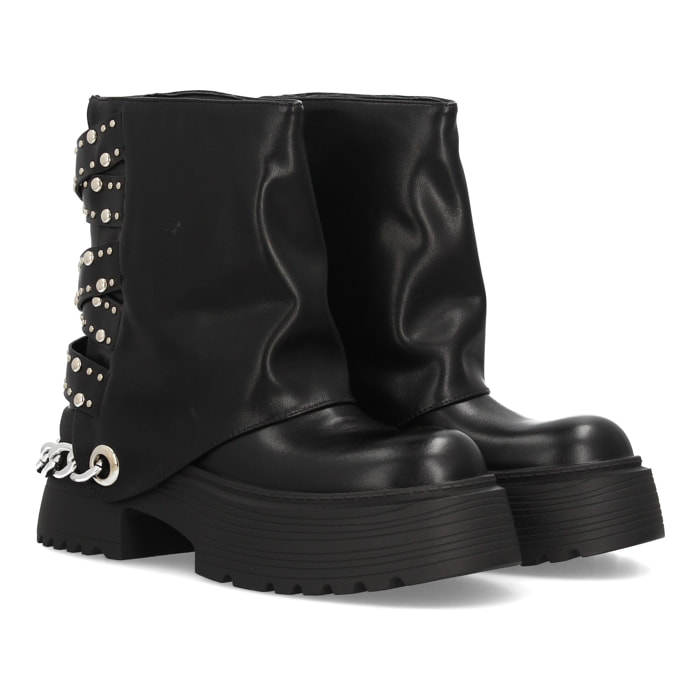 Botín de plataforma con cadena y tachuelas