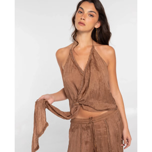 Blusa de mujer cruzada con bordados y abalorios