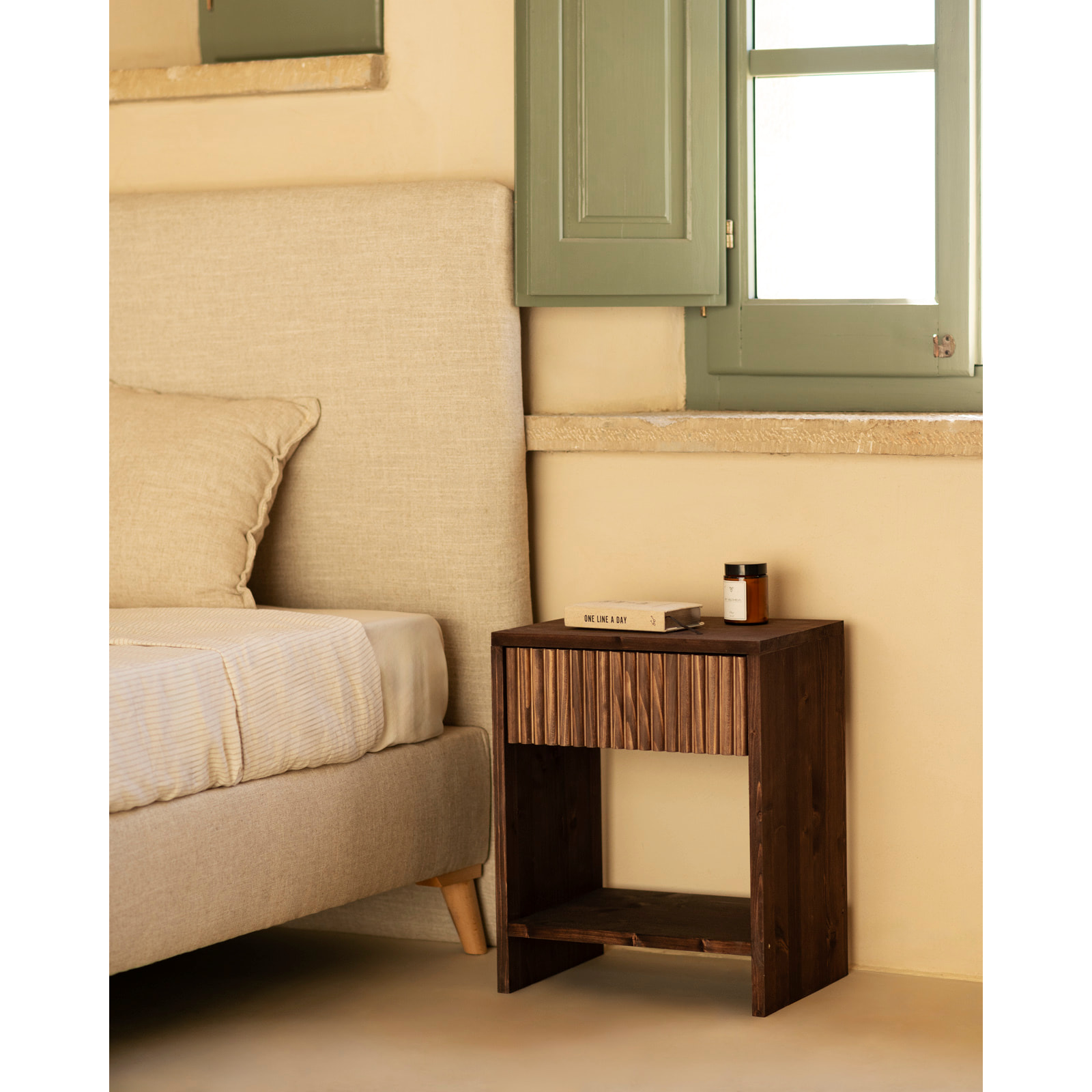 Pack de 2 tables de chevet en bois massif avec un tiroir ton noyer en différentes tailles