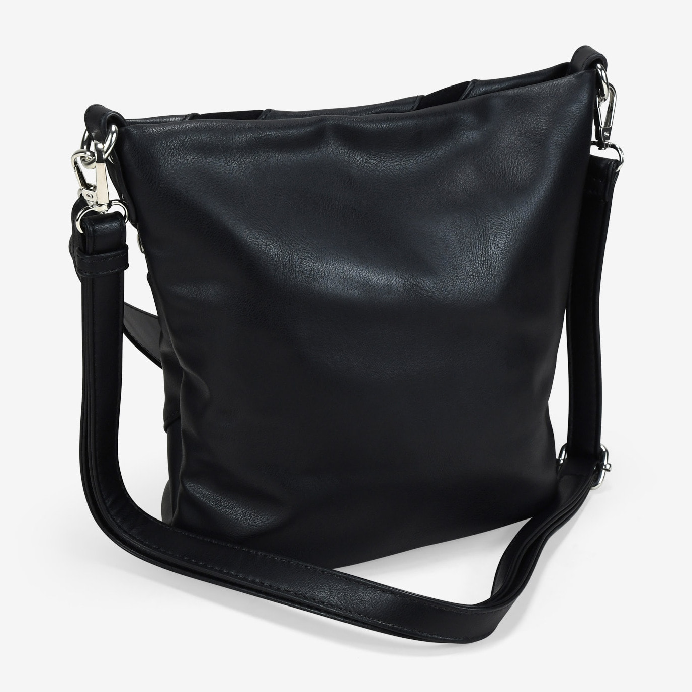 Bolso cubo negro con tachas metálicas