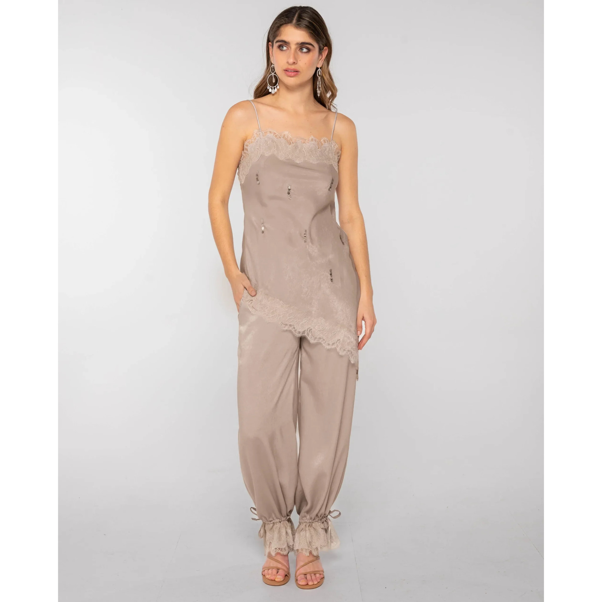 Top de mujer lencero con encaje y tirantes