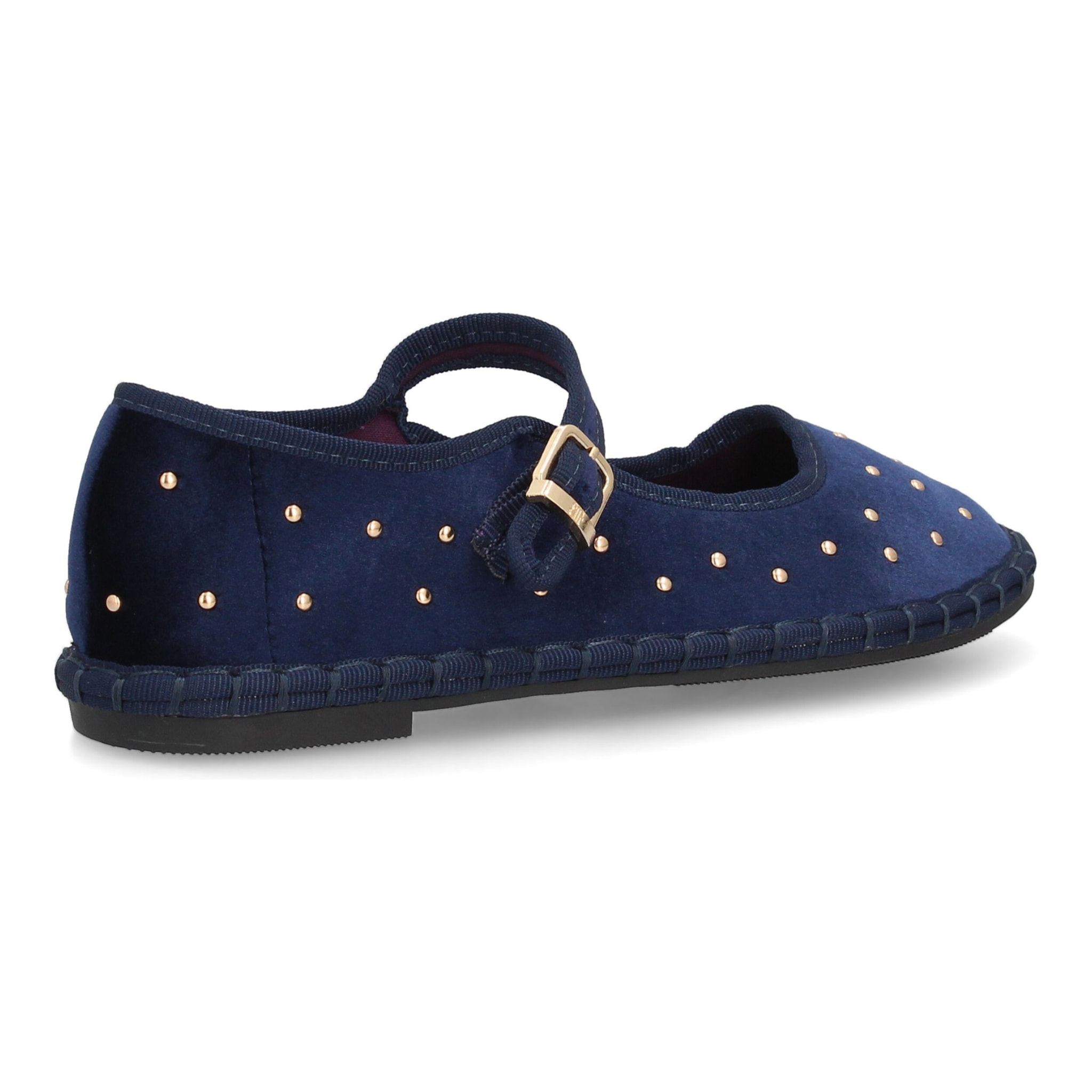 Merceditas planas con tachuelas metálicas.