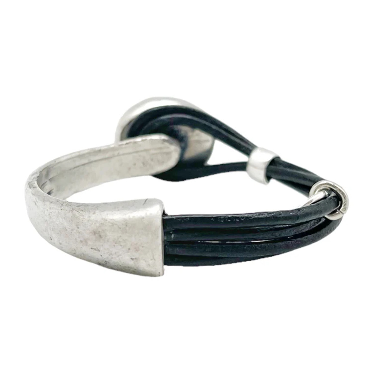 Pulsera media rígida en botón grabado y cuero negro plata chapado