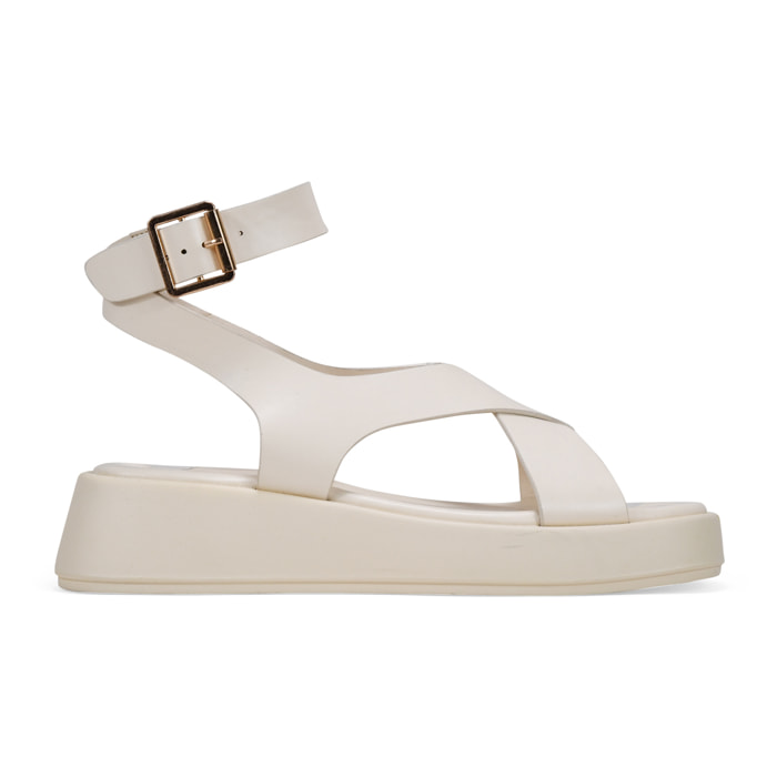 Sandalias de plataforma beige con hebilla